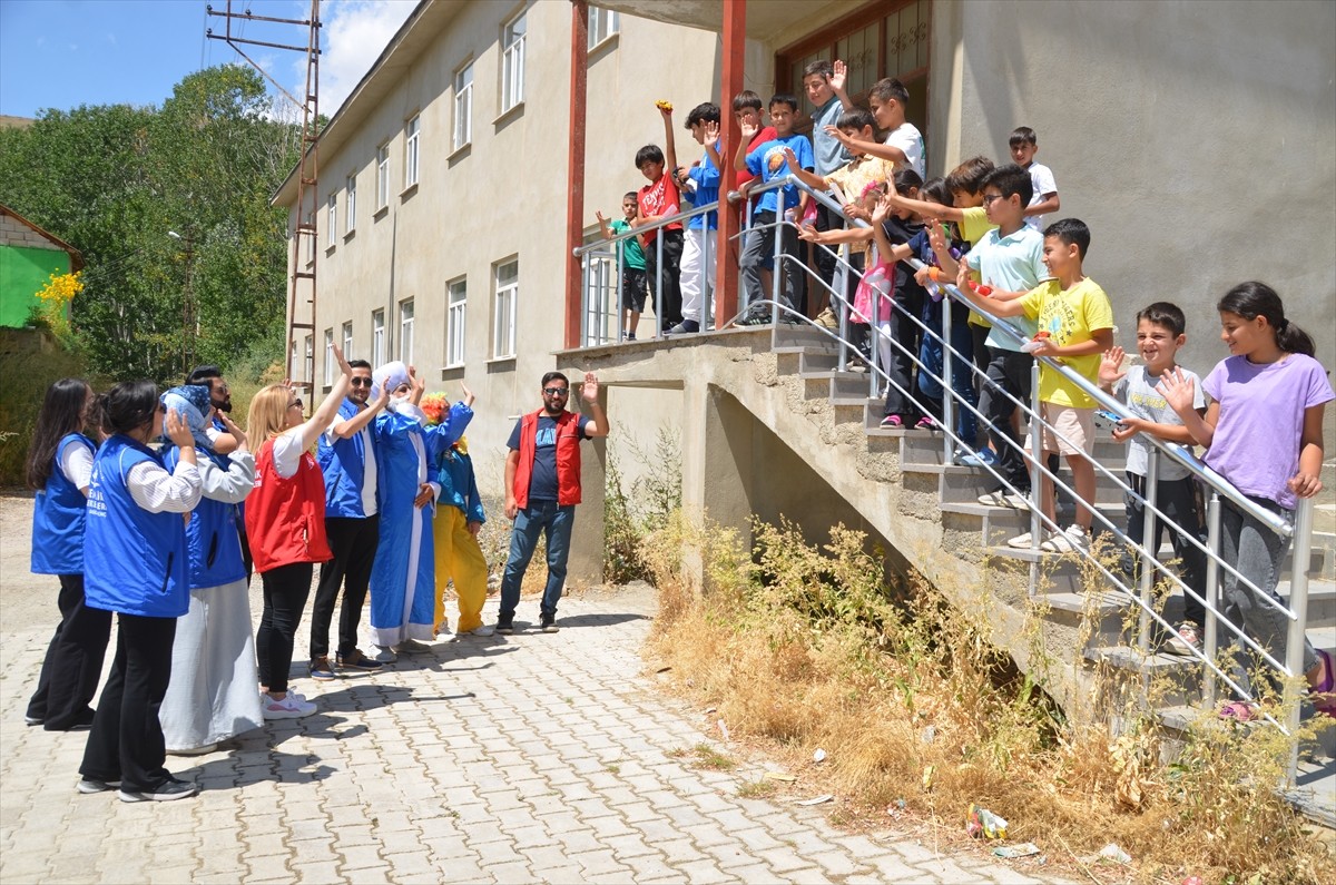 Gönüllü Gençler, İyilik Ağacı Projesi ile Köylerde Çocukları Sevindiriyor