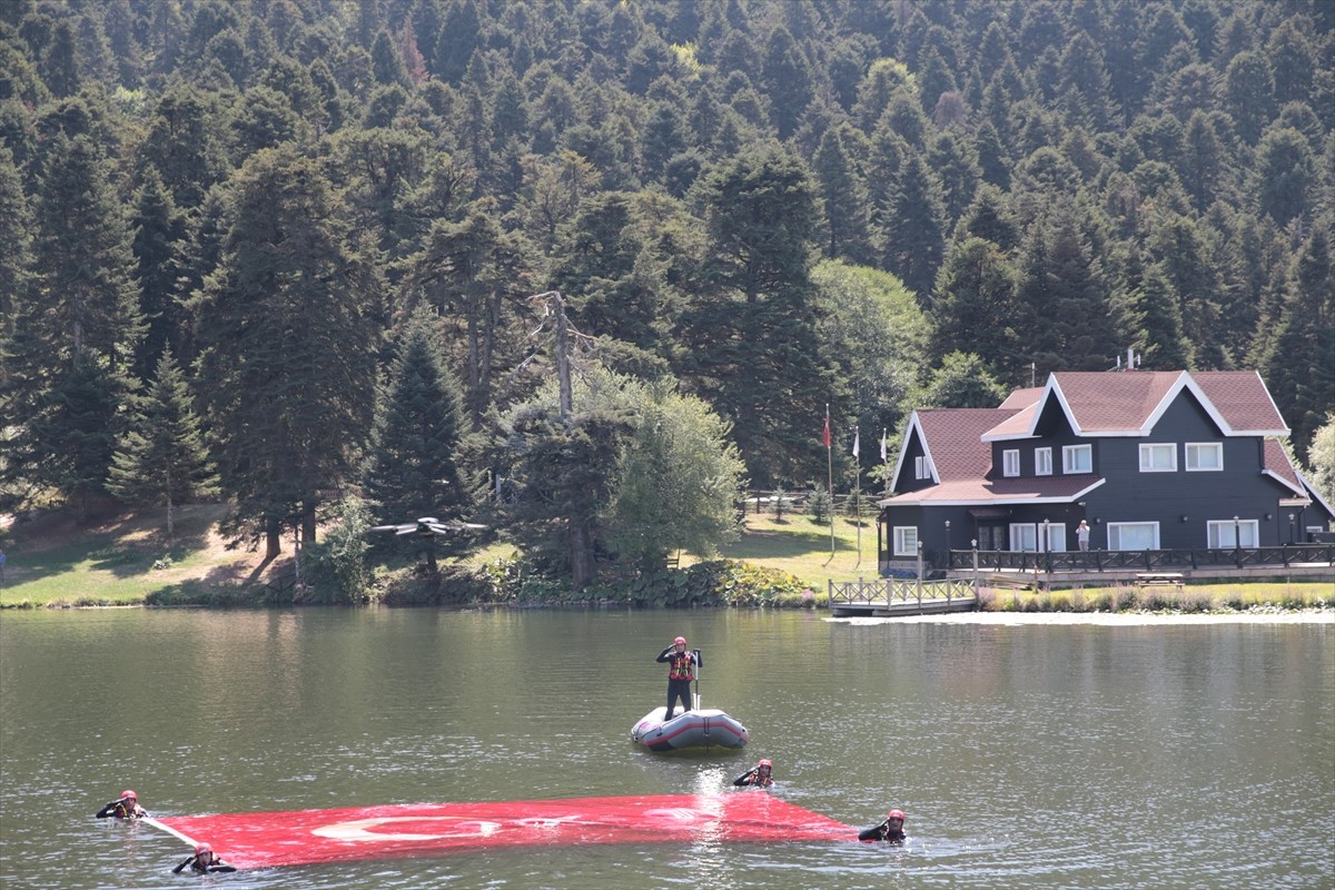 Bolu'da JAK Timi Zafer Bayramı'nı Gölde Türk Bayrağıyla Kutladı