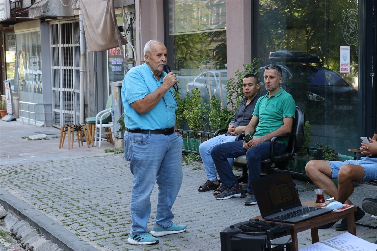 Amasya'da 'Minik Kuş' Esnafı Güne Şarkılarla Başlatıyor