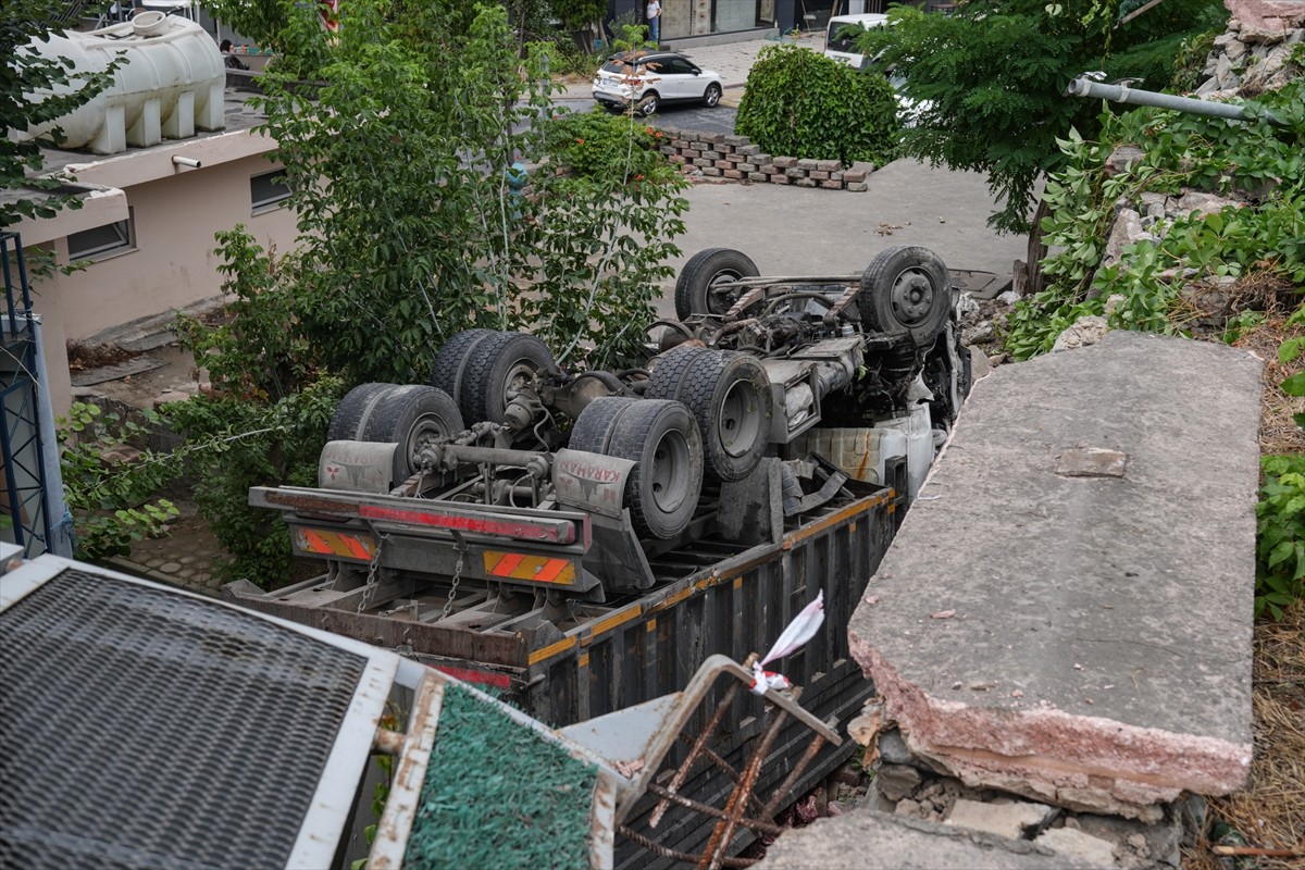 Başakşehir'de Kamyonet Bahçeye Düştü: Sürücü Kurtarıldı