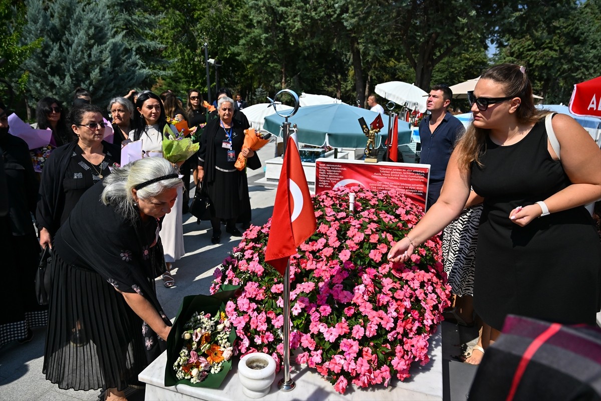 Azerbaycanlı Şehit Aileleri Türkiye'de Cebeci Şehitliği'ni Ziyaret Etti