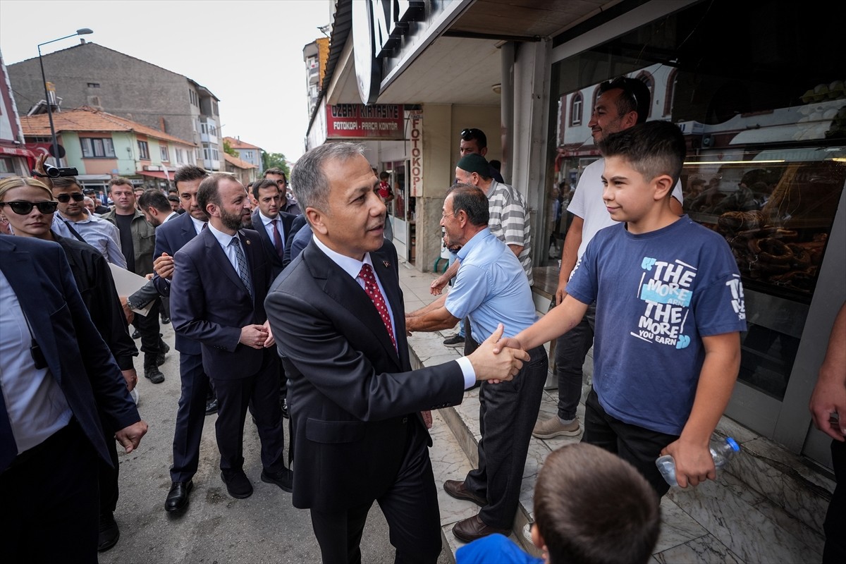 İçişleri Bakanı Ali Yerlikaya Kütahya'da Esnafı Ziyaret Etti