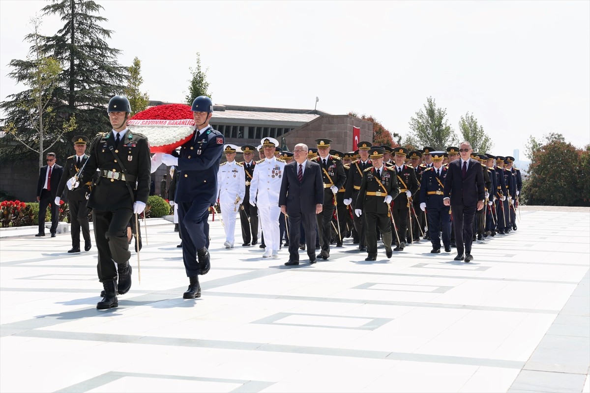 Bakan Güler'den Devlet Mezarlığı'nda Anma Ziyareti