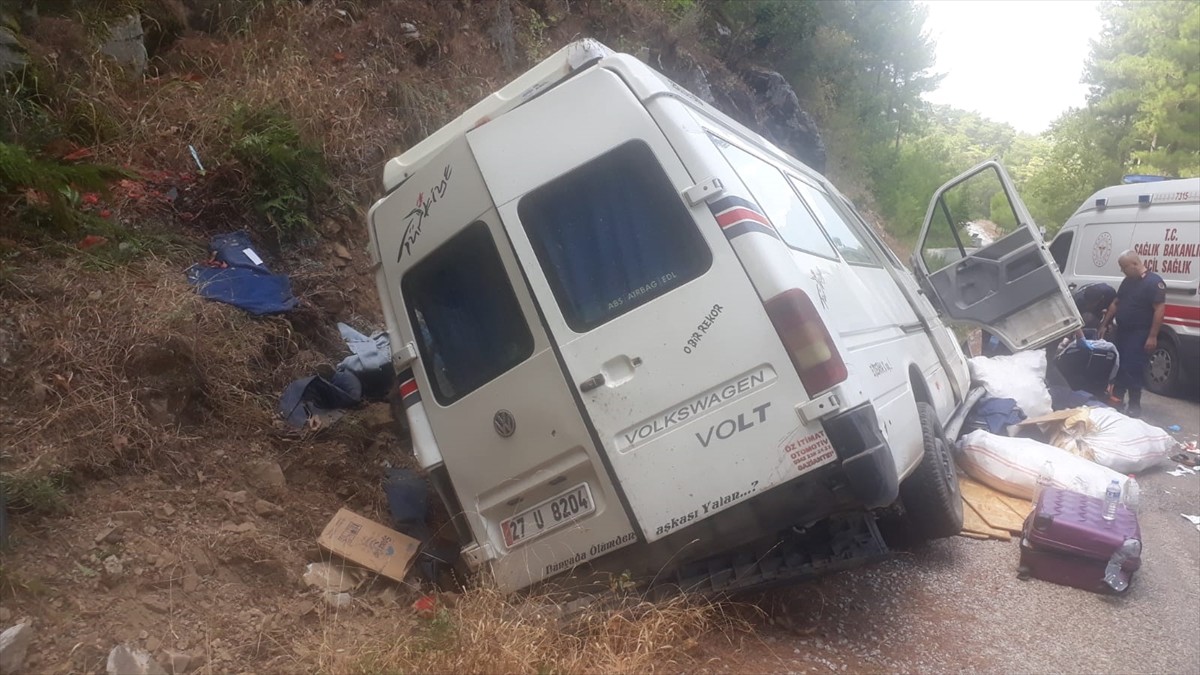 Alanya'da Minibüs Devrildi: 6 Yaralı