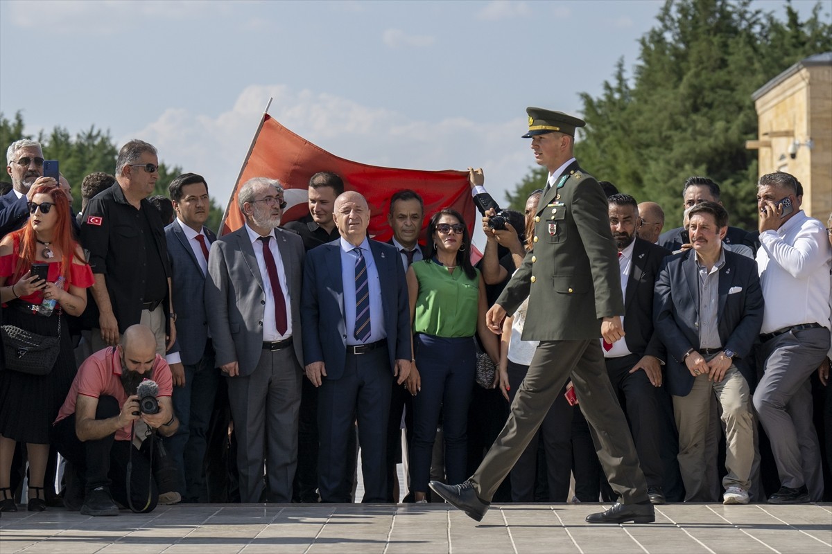 Zafer Partisi Genel Başkanı Özdağ, Anıtkabir'i Ziyaret Etti