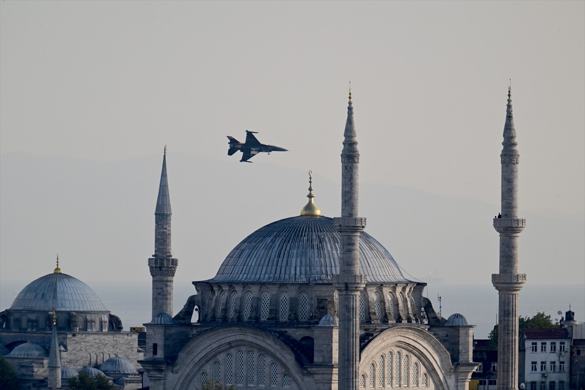 SOLOTÜRK'ten İstanbul'da Büyüleyici Gösteri Uçuşu