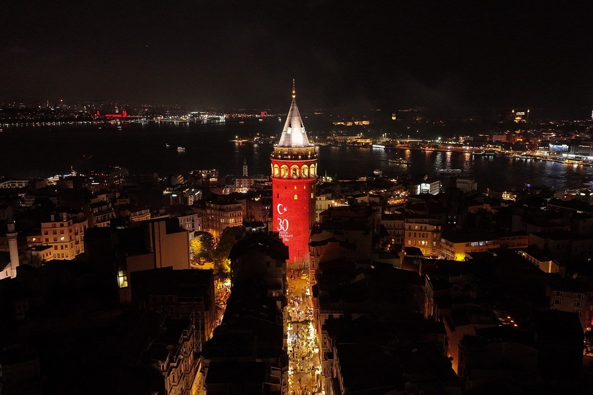 İstanbul’un Tarihi Mekanları 30 Ağustos Zafer Bayramı İçin Işıklandırıldı