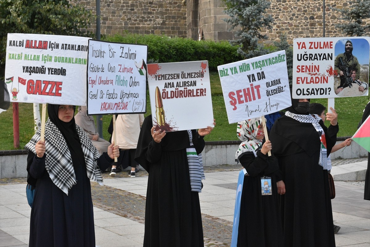 Erzurum'da Sağlık Çalışanları Gazze İçin Sessiz Yürüyüş Düzenledi