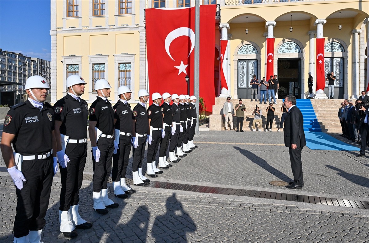 Cumhurbaşkanı Yardımcısı Cevdet Yılmaz, İzmir Valiliği'ni Ziyaret Etti