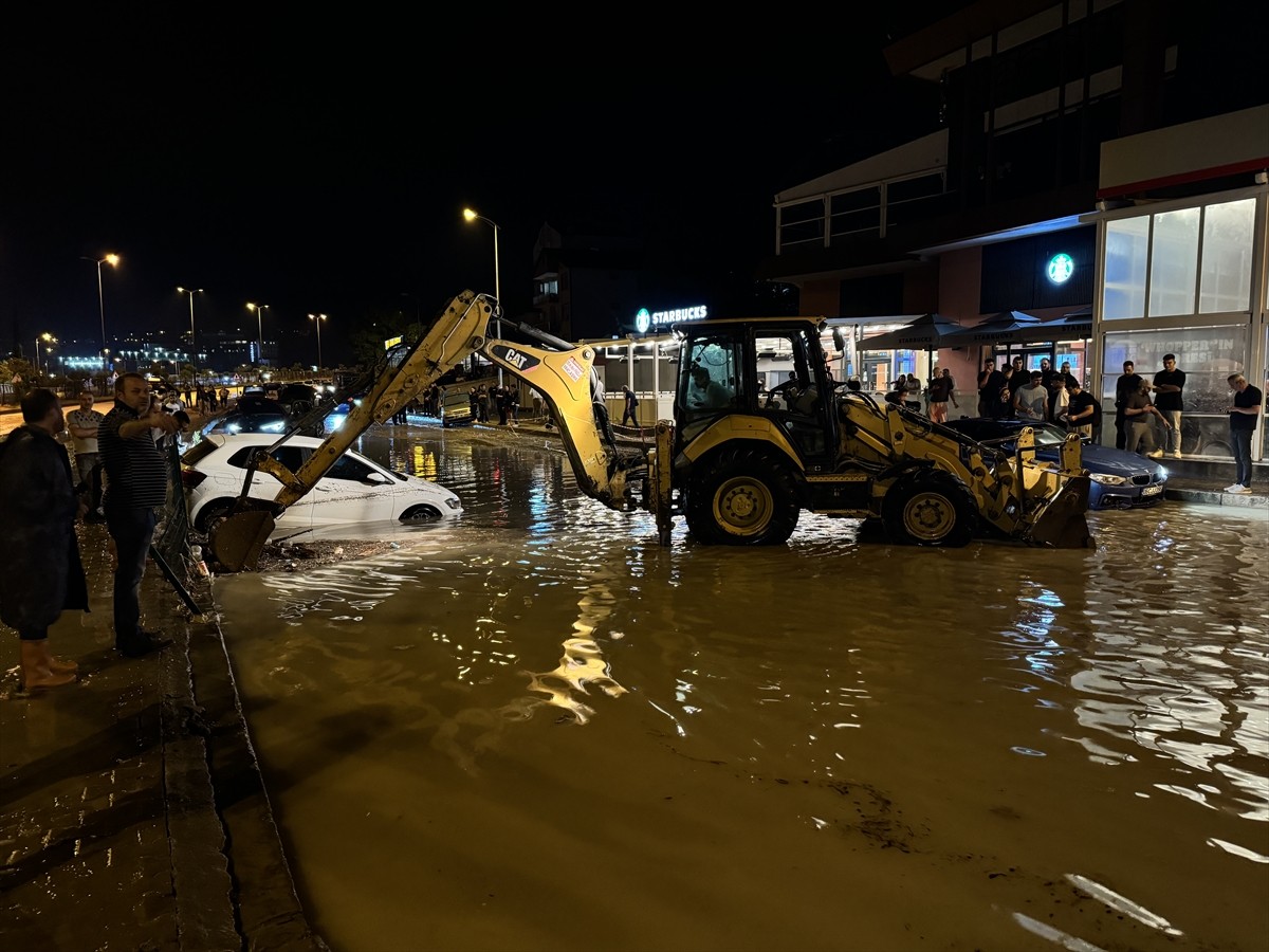 Karabük'te Sağanak Yağış Hayatı Olumsuz Etkiledi