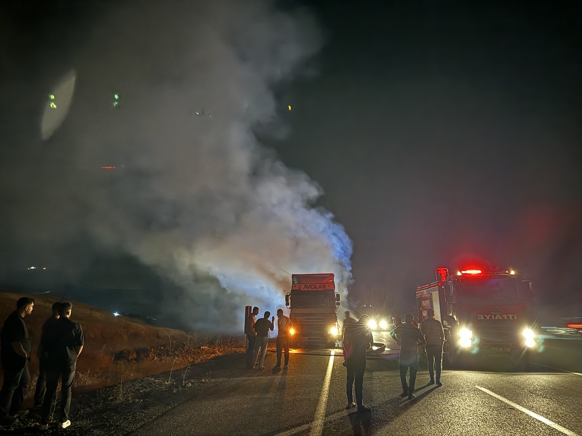 Bingöl'de Seyir Halindeki Tırda Yangın Çıktı