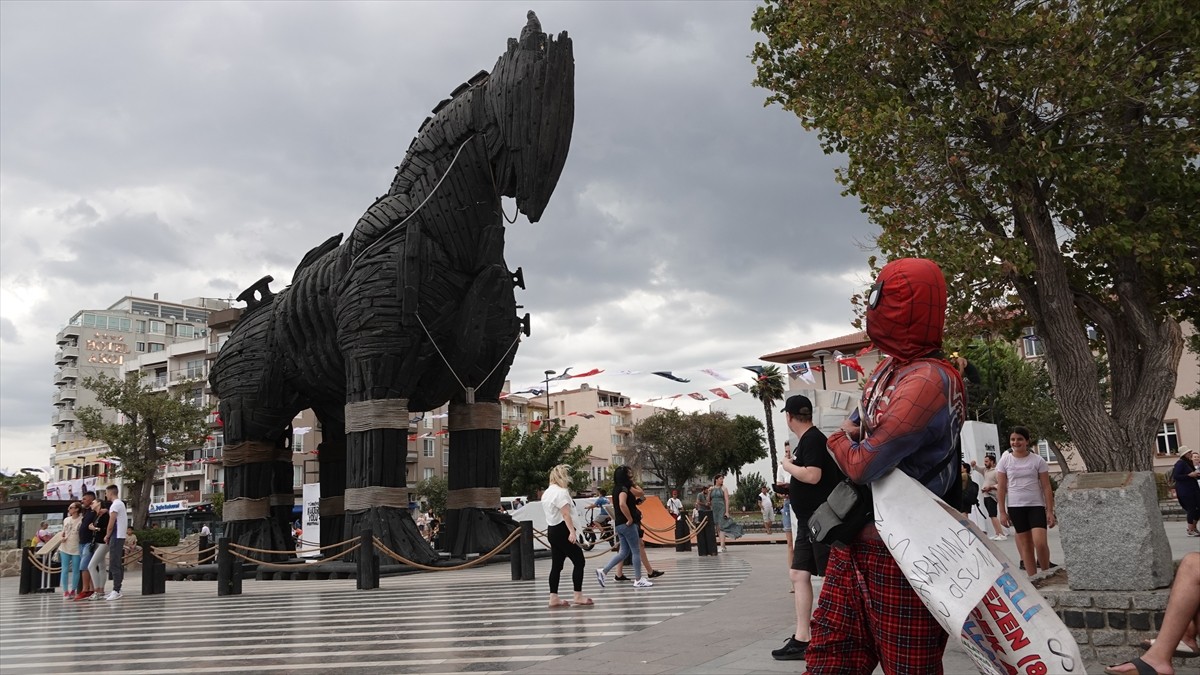 Çanakkale'de 'Örümcek Adam' ile Çocuklarla Buluşma