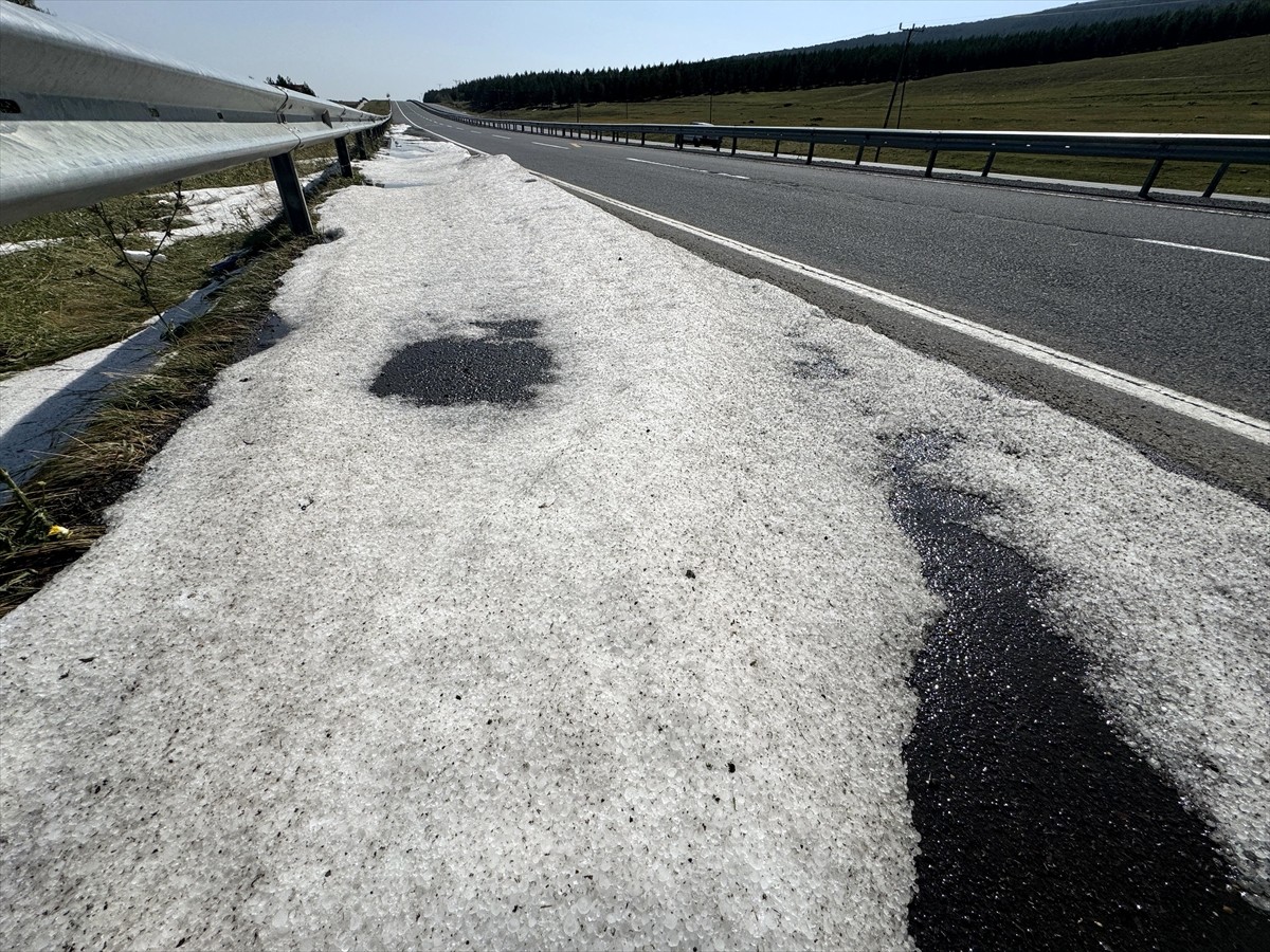 Ardahan'da Dolu Etkisi: Güneşli Havada Dahi Erimedi