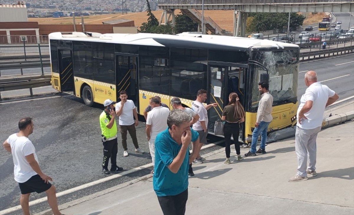 Avcılar'da İETT Otobüsü Kazası: D-100 Yolunda Trafik Durdu