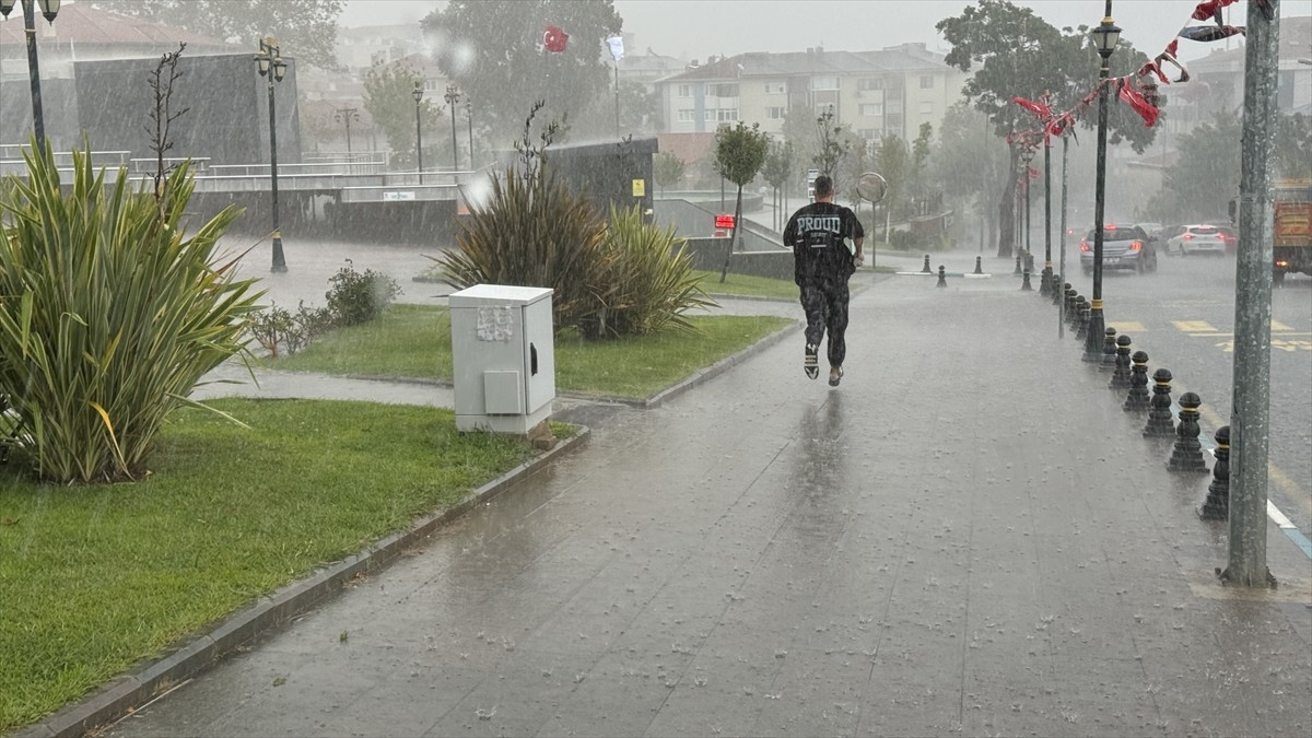 Tekirdağ'da Sağanak Yağış Hayatı Olumsuz Etkiliyor