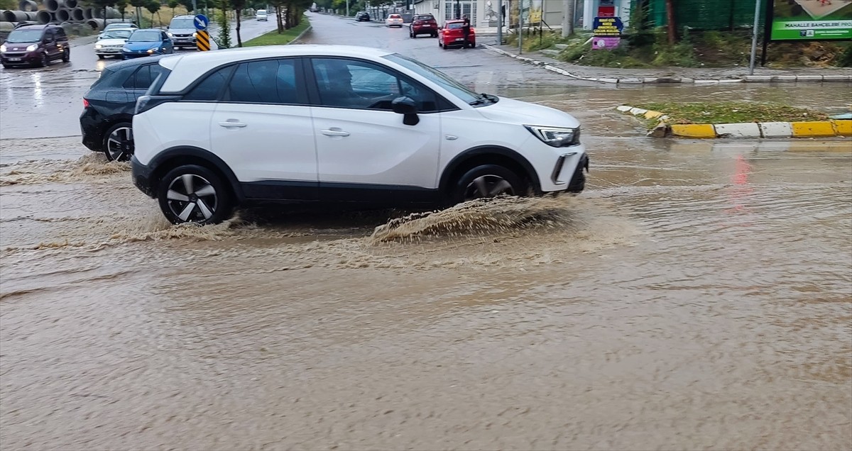 Isparta'da Sağanak Yağış Hayatı Olumsuz Etkiledi