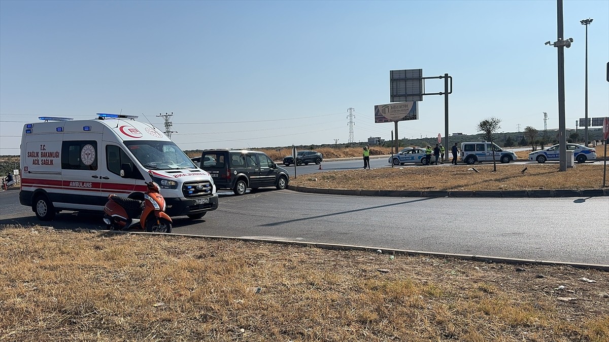 Kilis'te Motosiklet ve Ticari Araç Çarpıştı: İki Yaralı