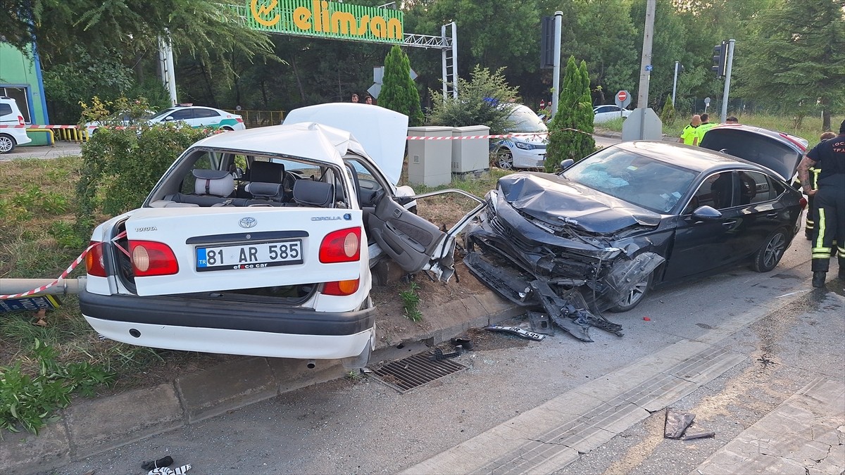 Kocaeli'de Trafik Kazası: 3 Yaralı