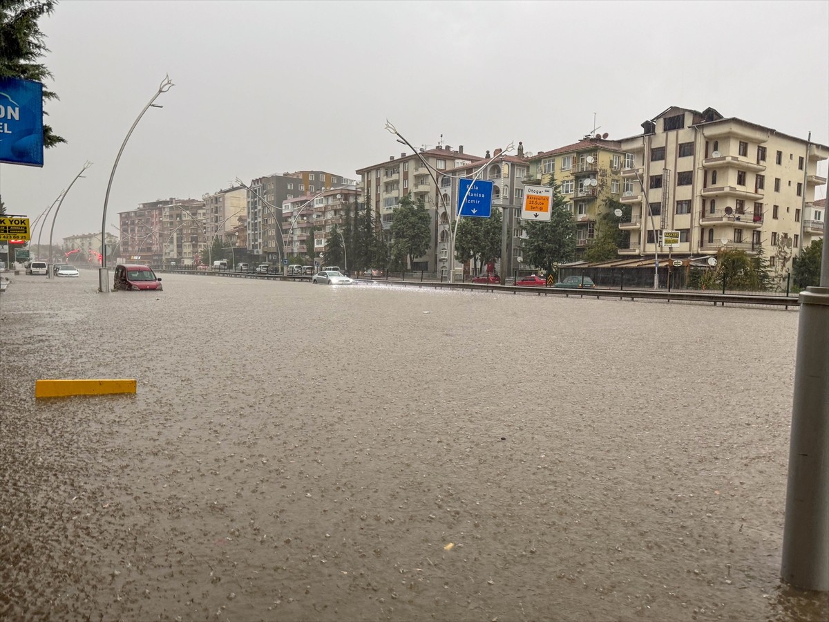 Uşak'ta Sağanak Yağış Hayatı Olumsuz Etkiledi