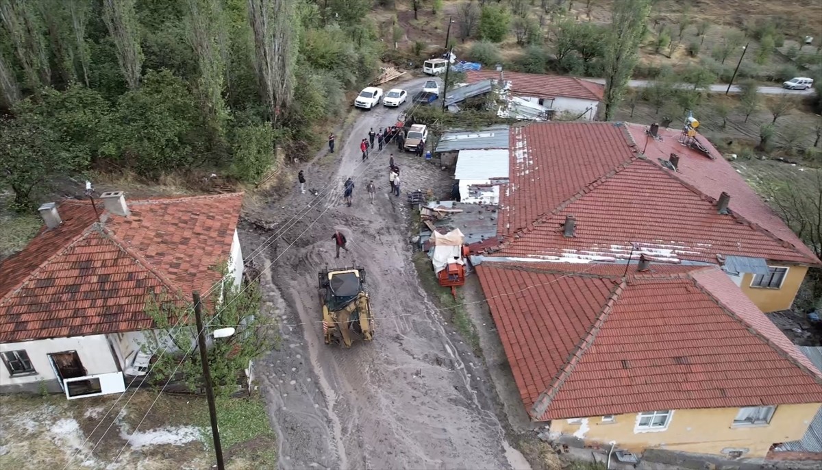 Çubuk'ta Sağanak Yağış Sel ve Su Baskınlarına Neden Oldu