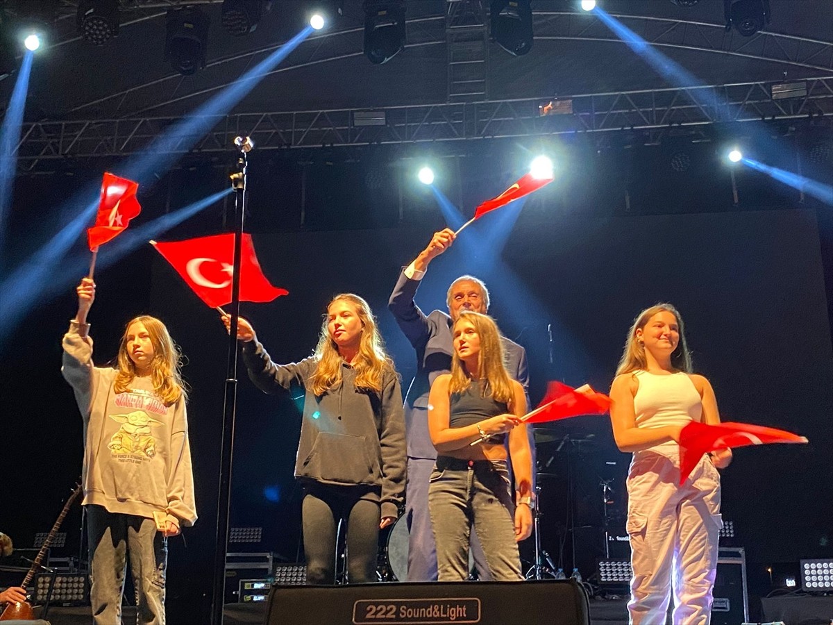 Haluk Levent Bilecik'te Coşkuyla Konser Verdi