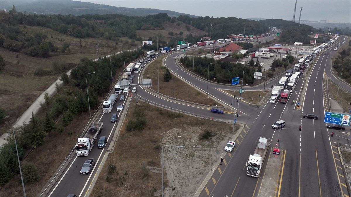 Bolu Dağı Geçişinde Araç Yoğunluğu Artıyor