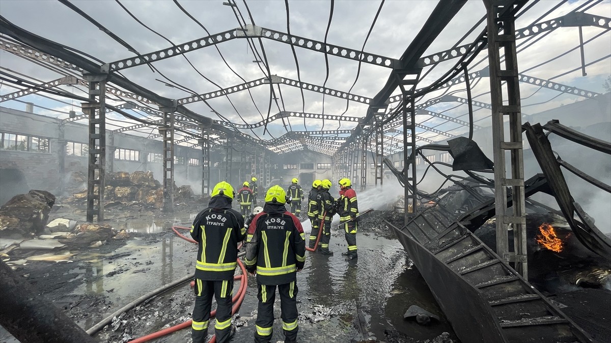 Kayseri'deki Sünger Fabrikasında Yangın Kontrol Altına Alındı