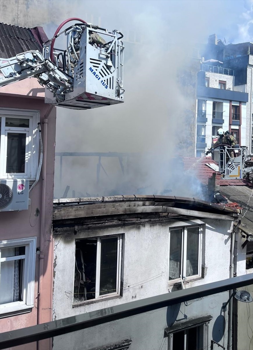 Beyoğlu'ndaki Yangında Anne ve Çocukları Kurtarıldı