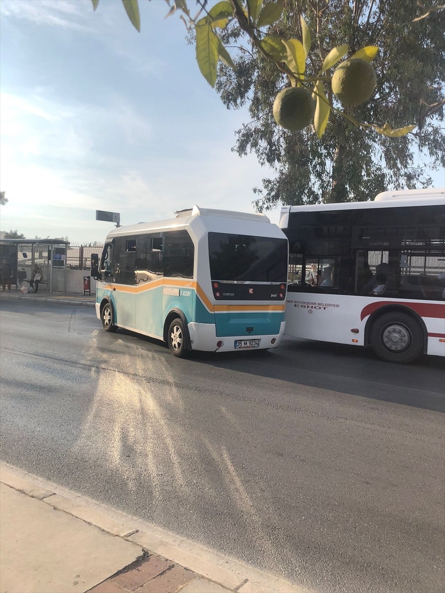 İzmir'de Kadın Sürücüye Saldırı: Minibüs Şoförü Tutuklandı