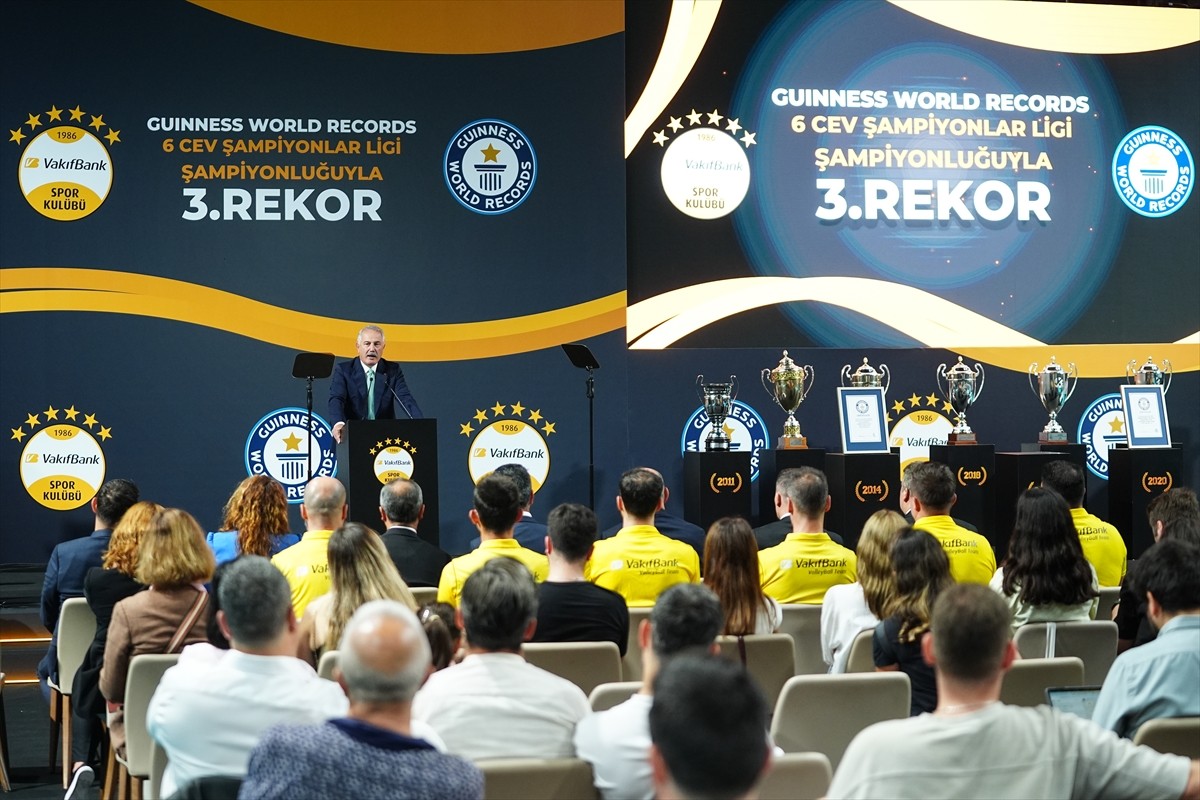 VakıfBank Voleybol Takımı Üçüncü Dünya Rekorunu Kutladı