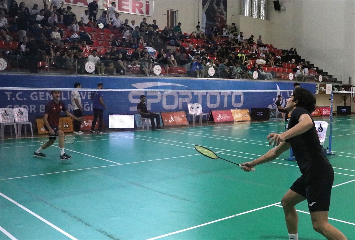 Kayseri'de Büyükler Türkiye Badminton Şampiyonası Başladı