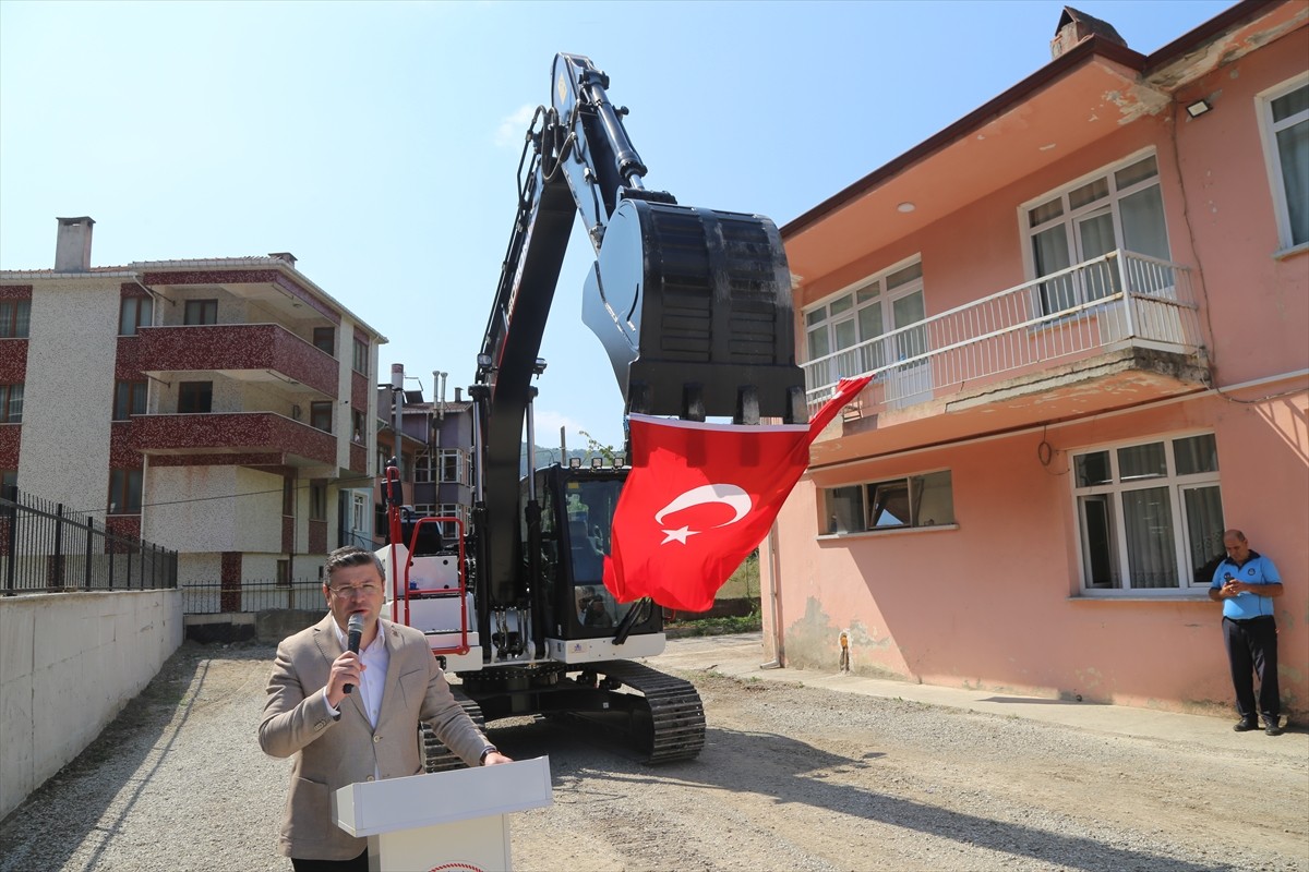 Köy Muhtarları İş Makinesi İçin Maaşlarını Bağışladı
