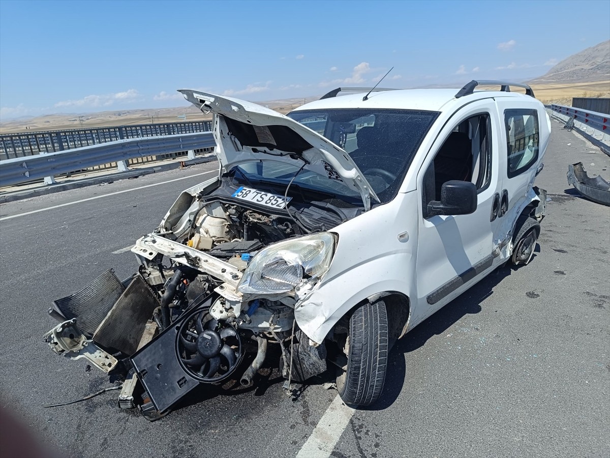 Sivas'ta Üç Araçlı Zincirleme Trafik Kazası: 9 Yaralı