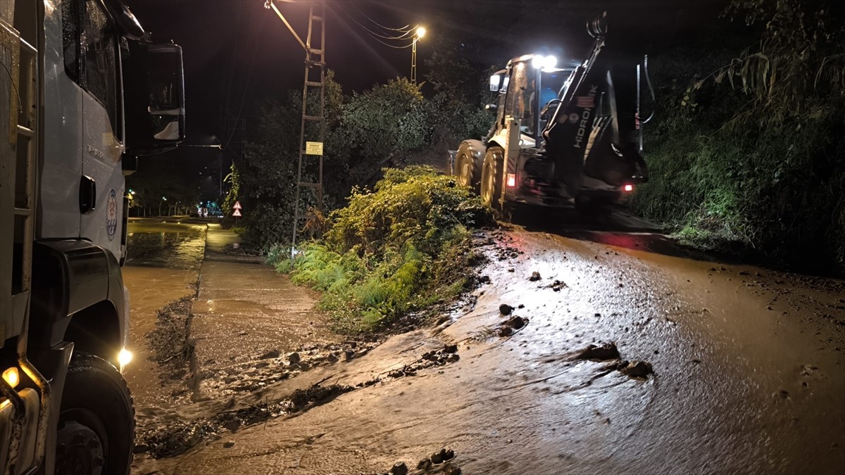 Sürmene'de Şiddetli Yağış Hayatı Olumsuz Etkiledi