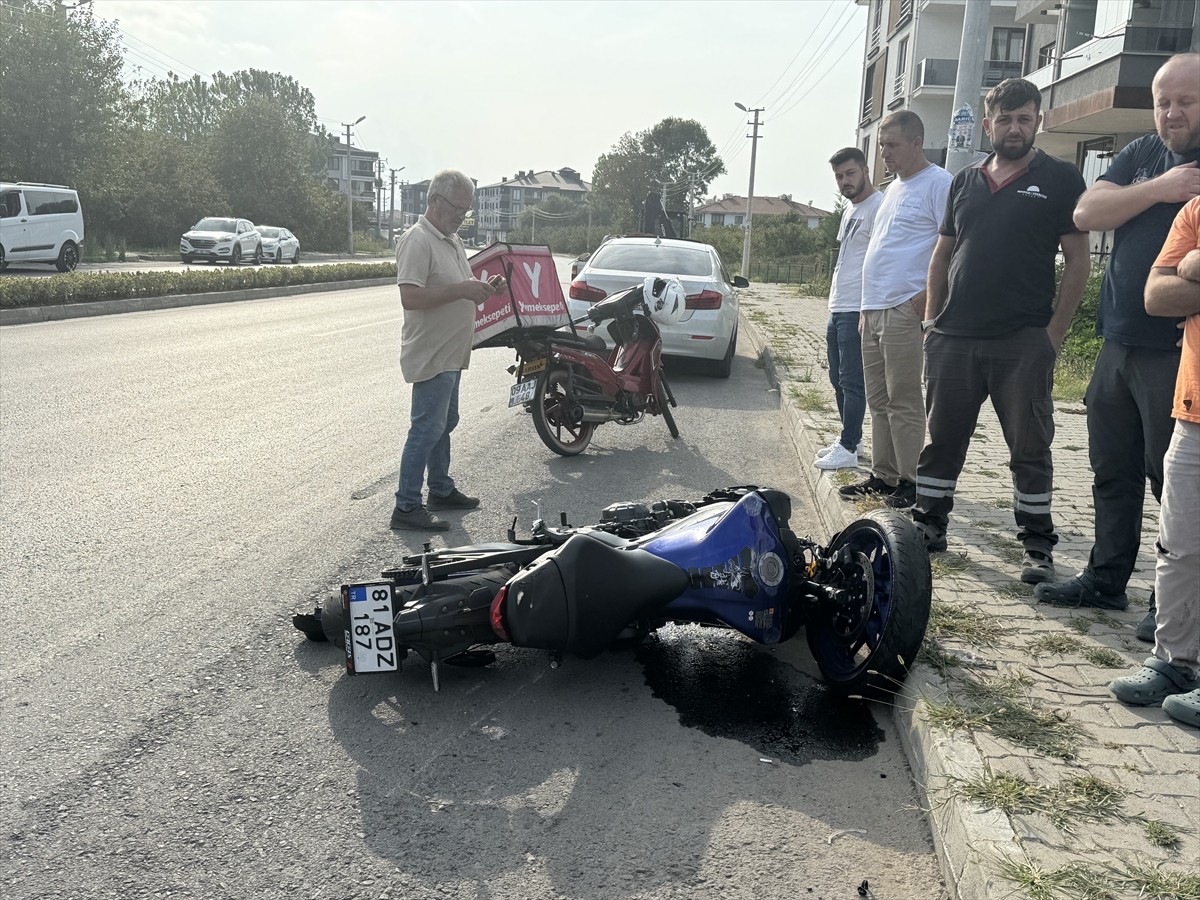 Düzce'de Motosiklet Kazası: İki Sürücü Ağır Yaralandı