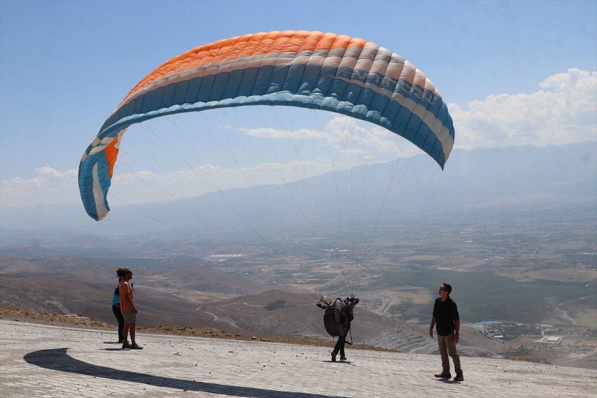 Erzincan'da Yamaç Paraşütü Türkiye Şampiyonası Heyecanı