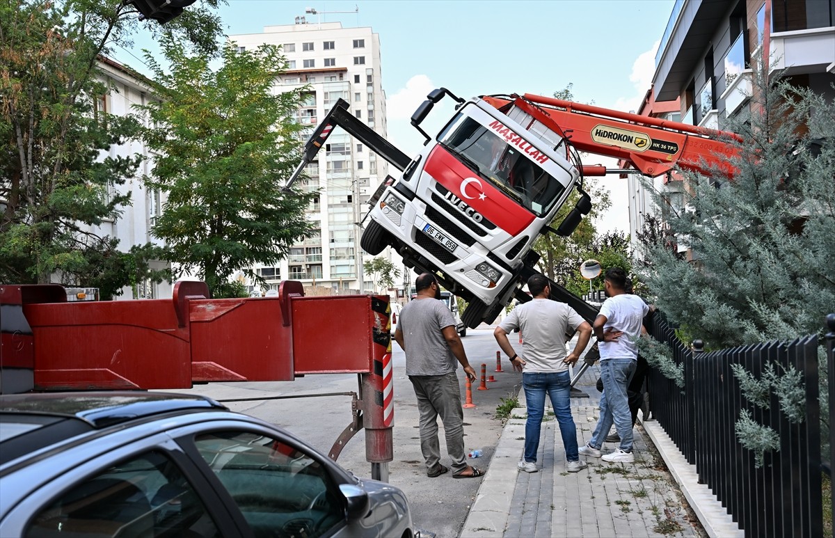 Ankara'da Vinç Yan Yattı: Olayda Yaralı Yok