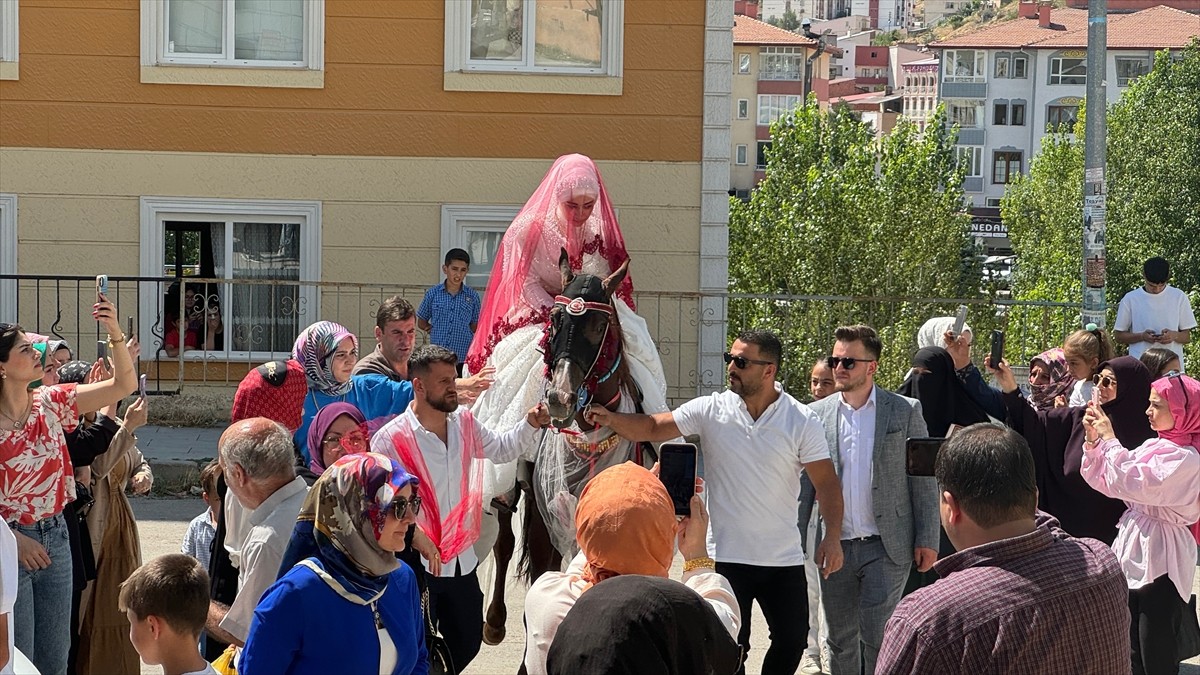 Bayburt'ta Düğün Geleneği: Gelin At Sırtında Getirildi