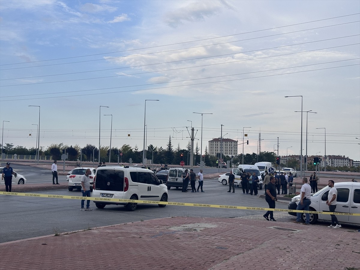 Konya'da Çalıntı Araçla Kaçan Şüpheliler, Polisleri Yaraladı