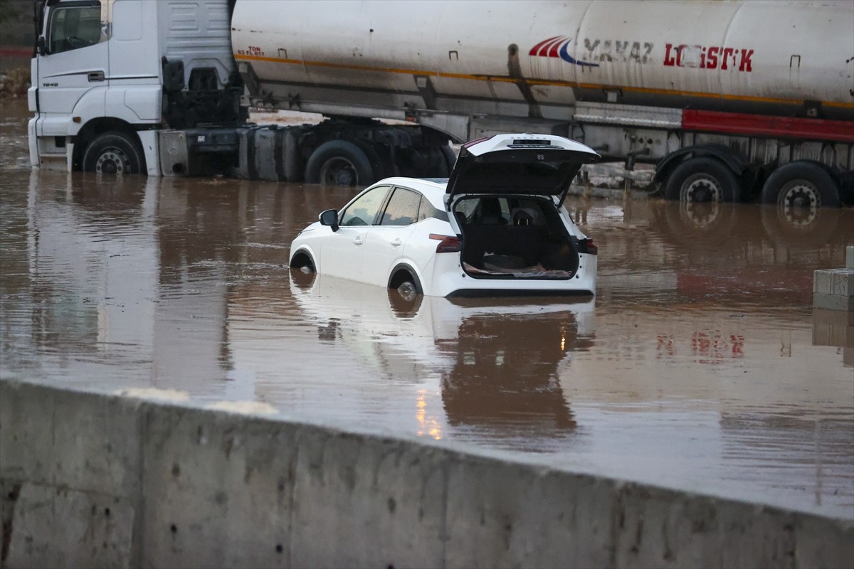 Gaziantep'te Sağanak Yağmur Hayatı Olumsuz Etkiledi