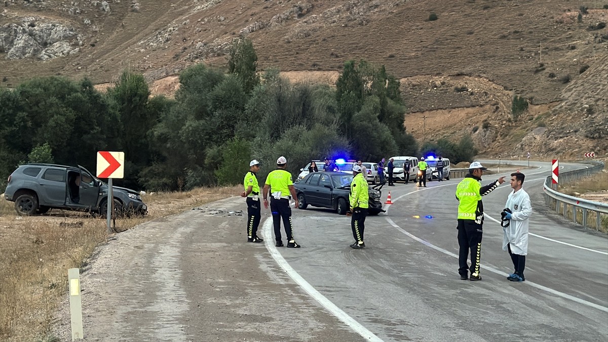 Bayburt'ta Trafik Kazası: 1 Ölü, 2 Yaralı