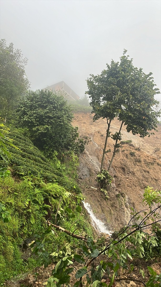 Rize'de Sağanak Yağış: Derelerde Debi Yükseldi, Toprak Kaymaları Oluştu