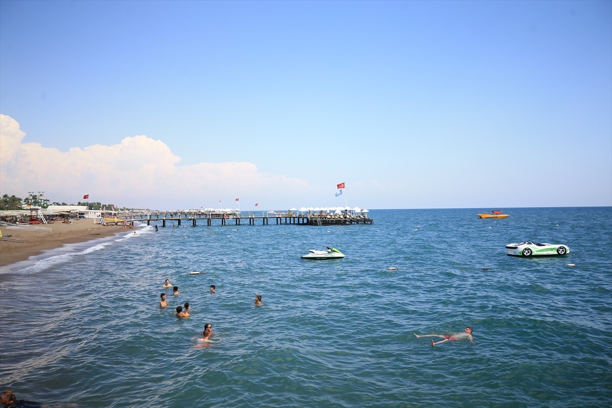 Antalya'da Sıcak Hava Etkisini Sürdürüyor