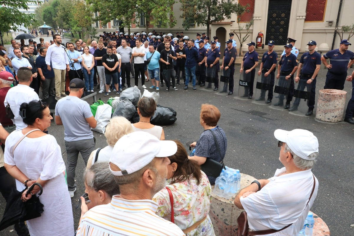 Arnavutluk'ta Belediye Başkanına İstifa Talepleriyle Protestolar Sürüyor