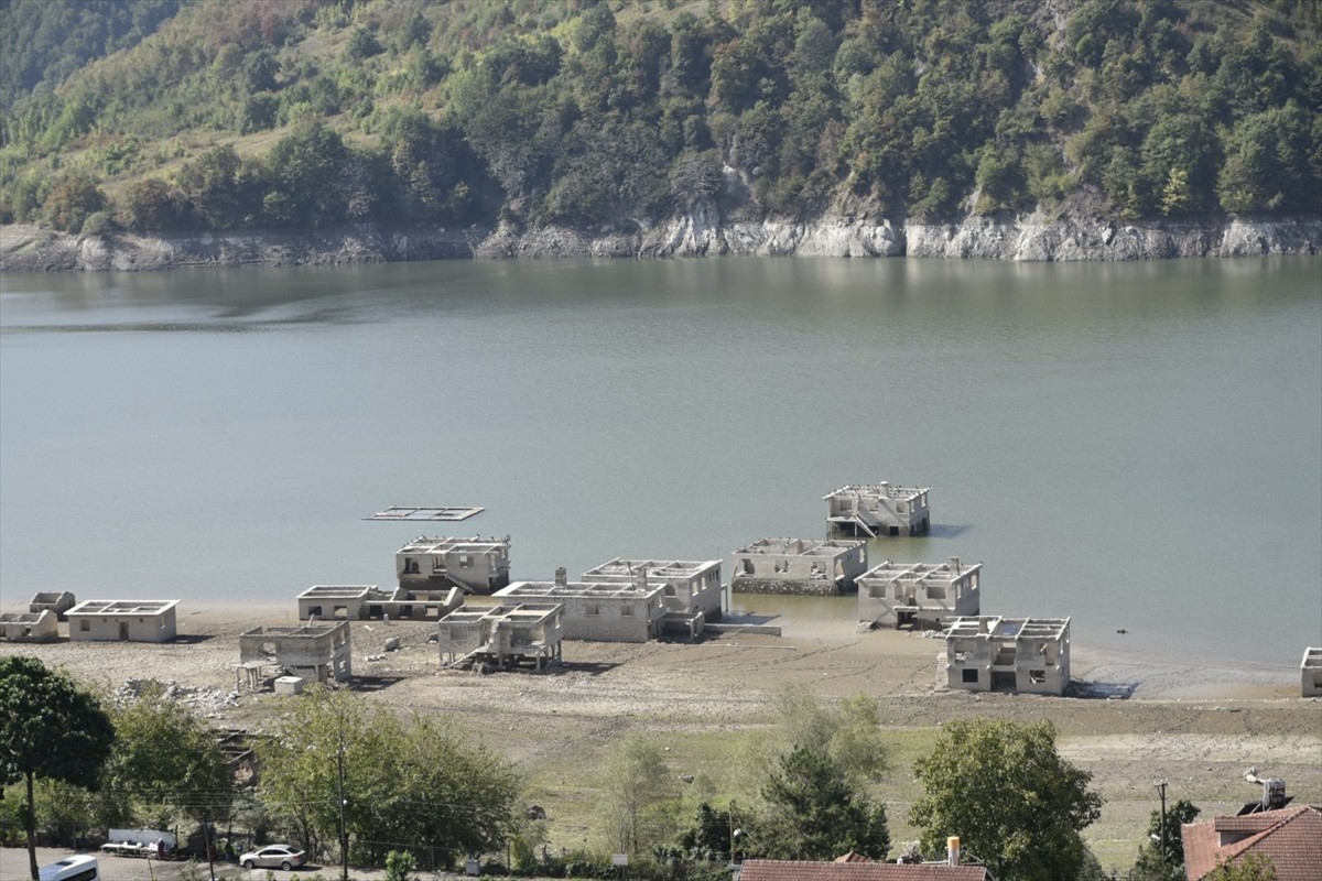 Kızılcapınar Barajı'ndaki Su Seviyesi Düşüyor, Yapılar Ortaya Çıkıyor