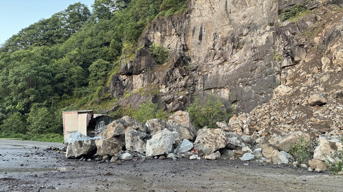 Artvin'de Heyelan Sonucu 2 Tır Zarar Gördü