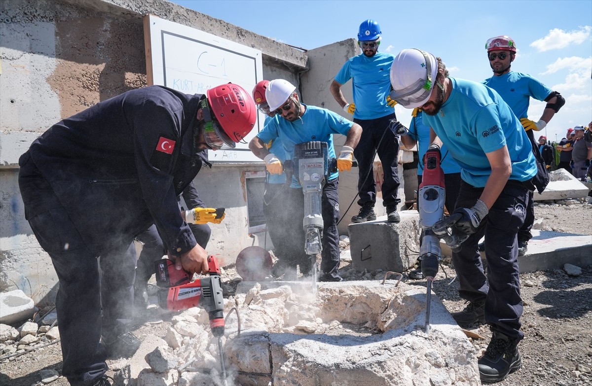 Anadolu Ajansı Çalışanları Arama Kurtarma Eğitimini Başarıyla Tamamladı