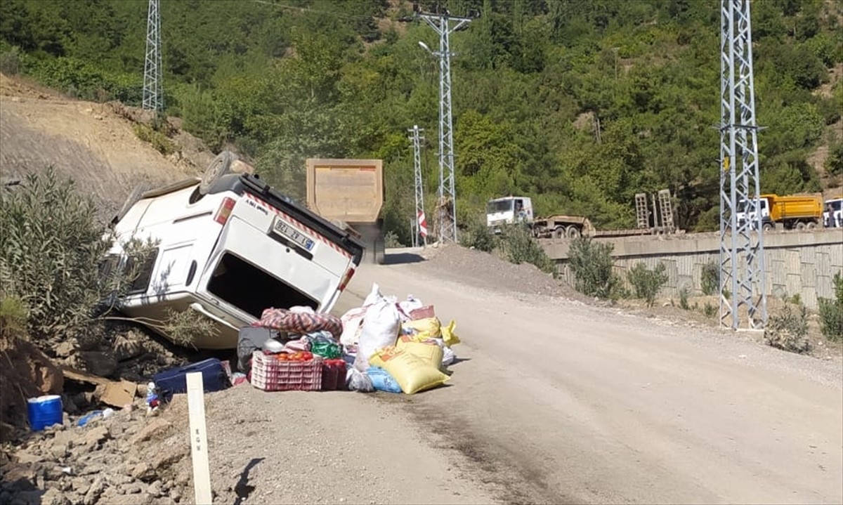 Adana'da Minibüs Devrildi: 6 Yaralı