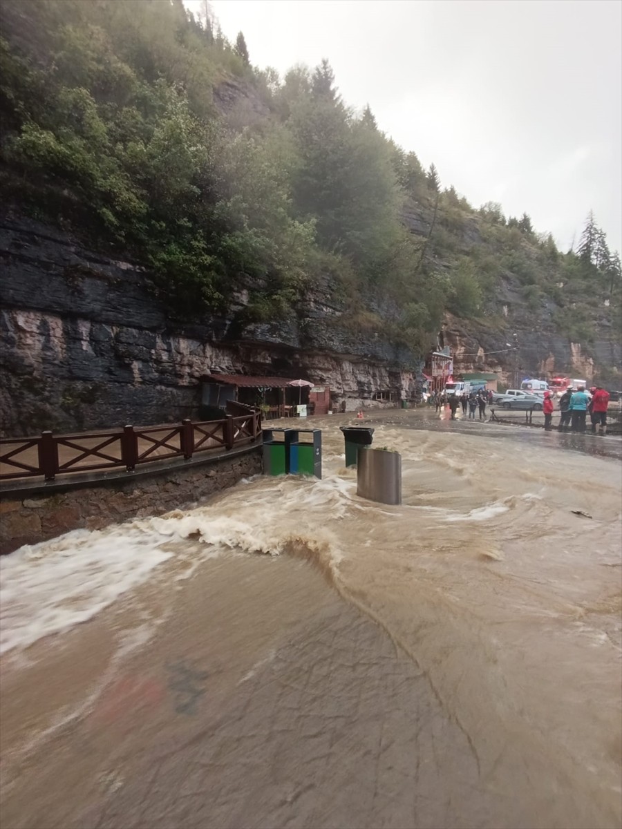 Trabzon'da Sağanak Yağmur Sonrası Turistler Kurtarıldı