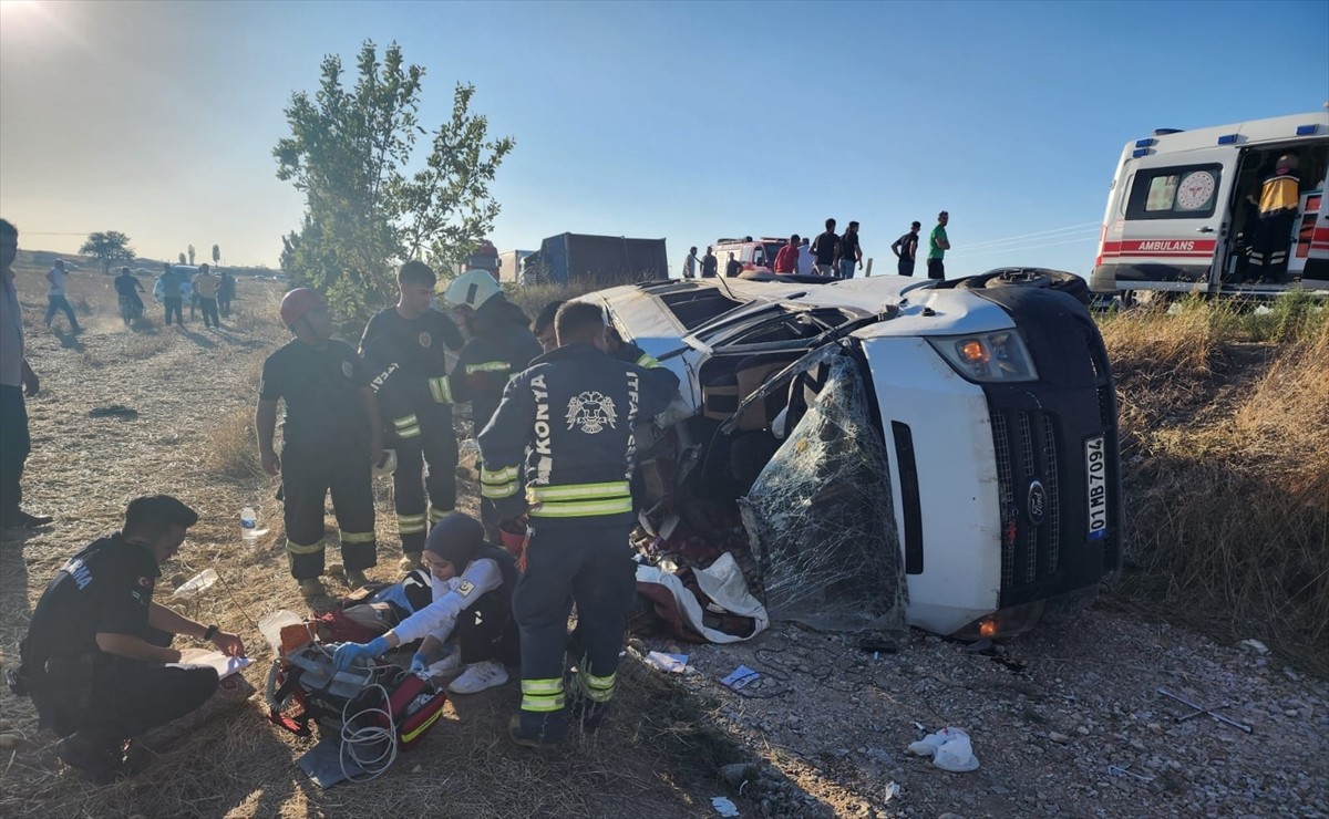 Konya'da Minibüs ve Traktör Çarpıştı: 2 Ölü, 9 Yaralı